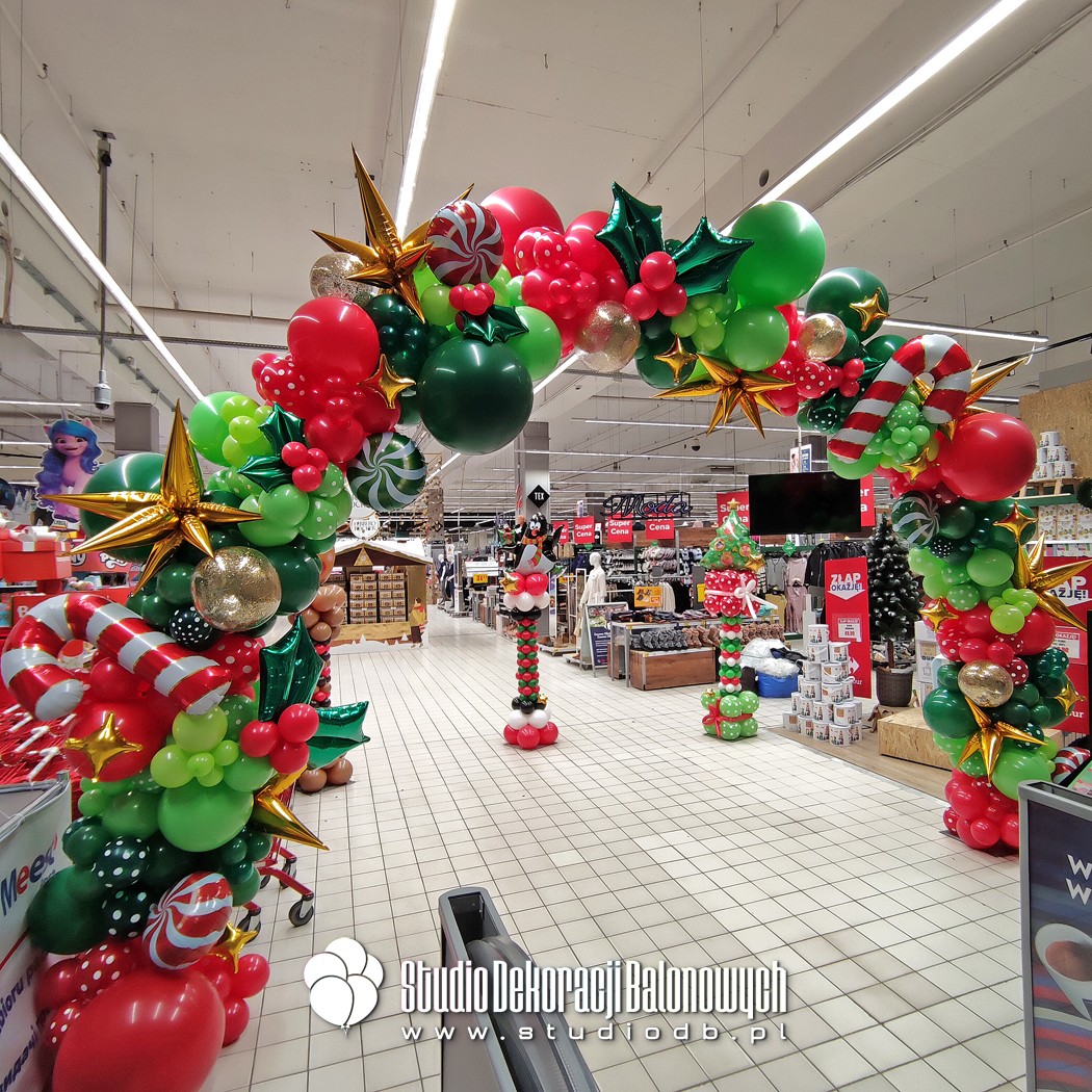 Dekoracje Świąteczne - Organiczna brama balonowa jako dekoracja mikołajkowa.